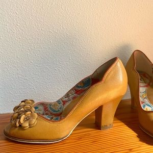 Vintage style shoes, size 7
